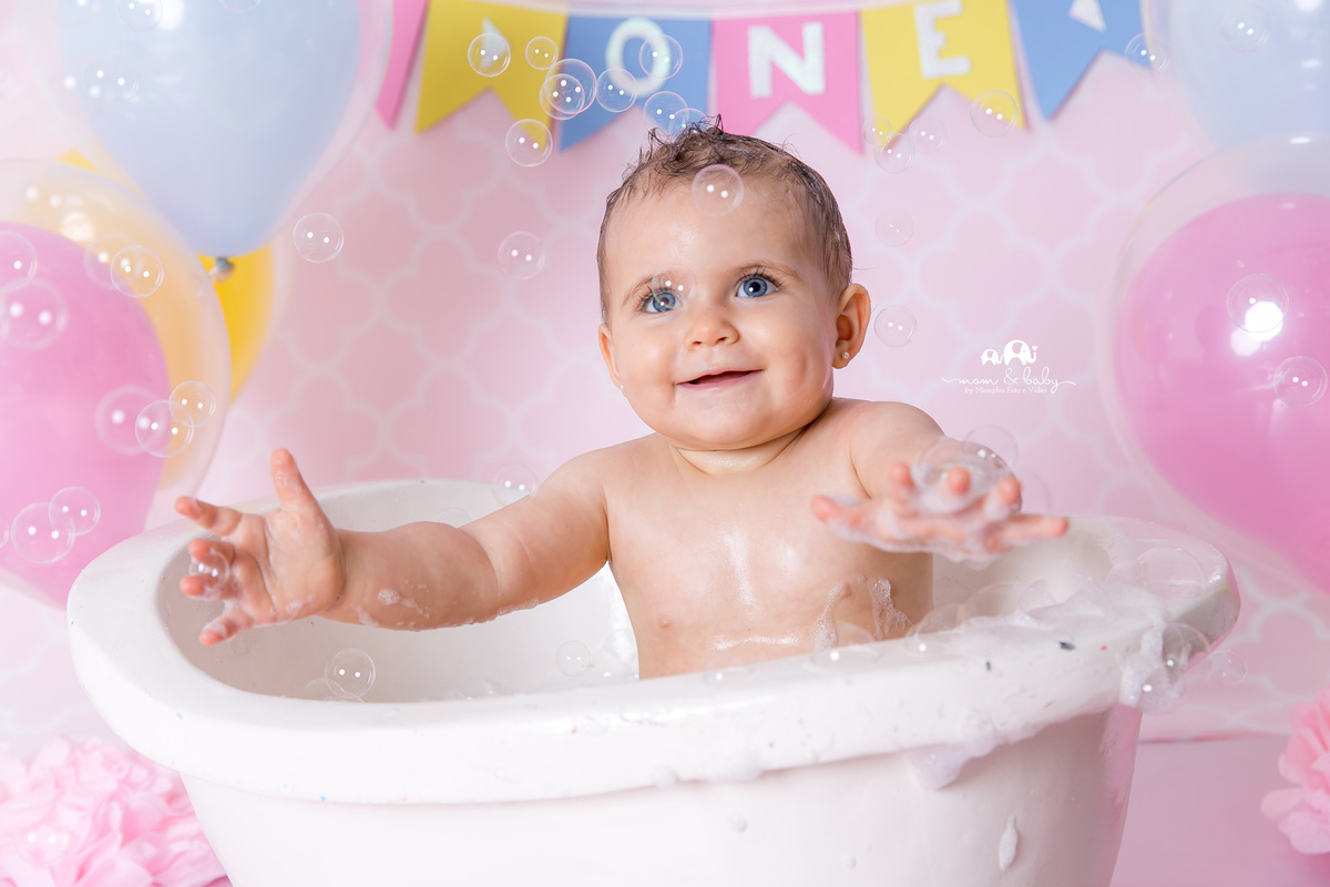 ensaio smash the cake em santos, fotografas de santos,ensaio estudio.smash clean,estudio fotografico em santos,ensaio com bolo jo farah leticia farah,mom and baby santos, video do ensaio smash the cake,bebe delicia,carrossel rosa e branco saia de tule ros