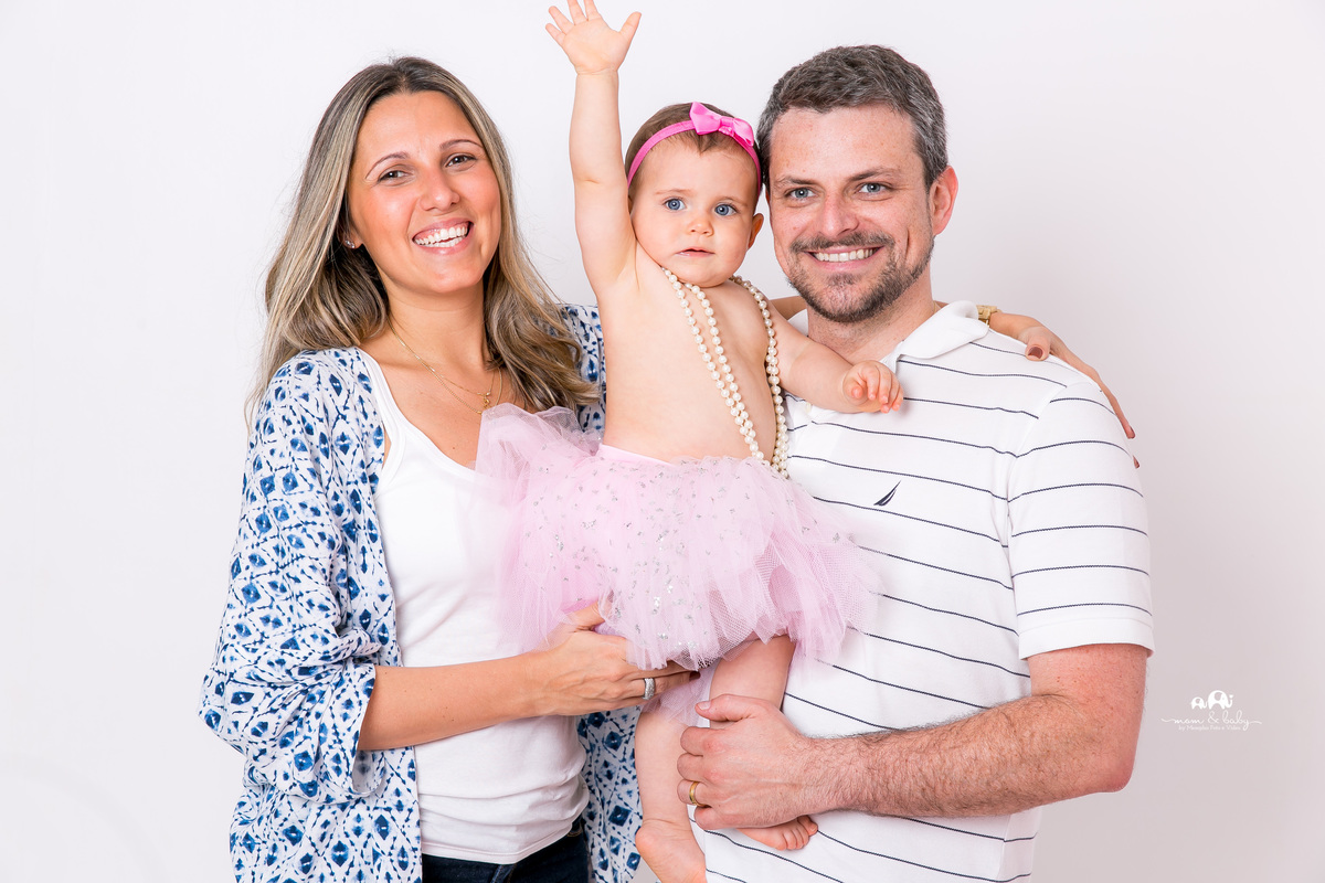 ensaio smash the cake em santos, fotografas de santos,ensaio estudio.smash clean,estudio fotografico em santos,ensaio com bolo jo farah leticia farah,mom and baby santos, video do ensaio smash the cake,bebe delicia,carrossel rosa e branco saia de tule ros