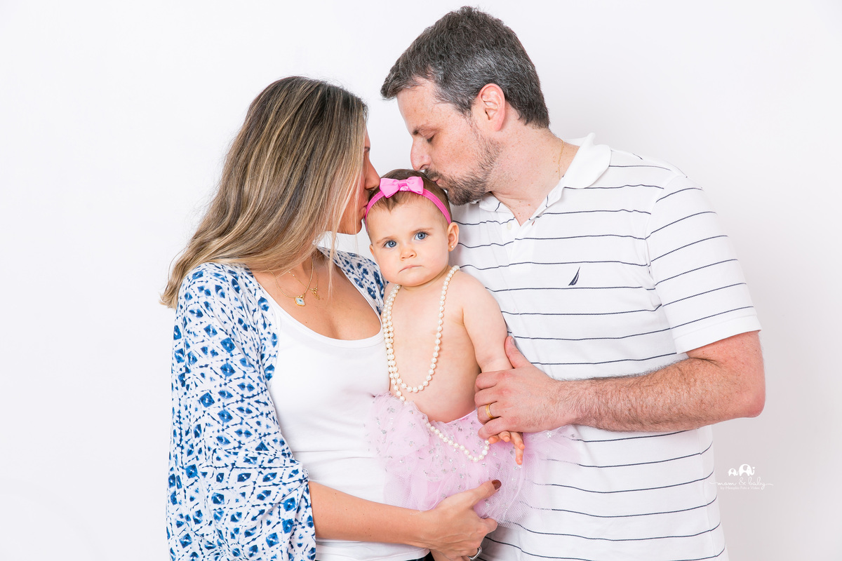ensaio smash the cake em santos, fotografas de santos,ensaio estudio.smash clean,estudio fotografico em santos,ensaio com bolo jo farah leticia farah,mom and baby santos, video do ensaio smash the cake,bebe delicia,carrossel rosa e branco saia de tule ros