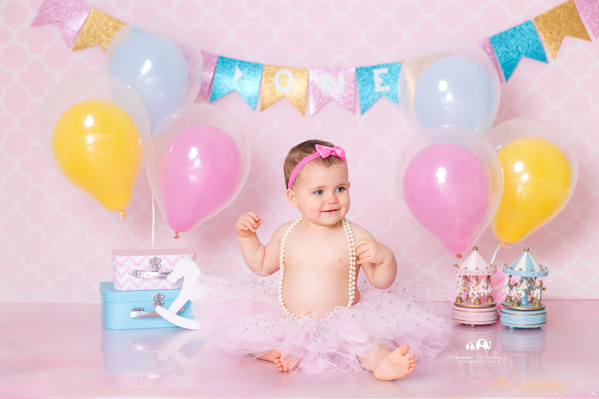 ensaio smash the cake em santos, fotografas de santos,ensaio estudio.smash clean,estudio fotografico em santos,ensaio com bolo jo farah leticia farah,mom and baby santos, video do ensaio smash the cake,bebe delicia,carrossel rosa e branco saia de tule ros