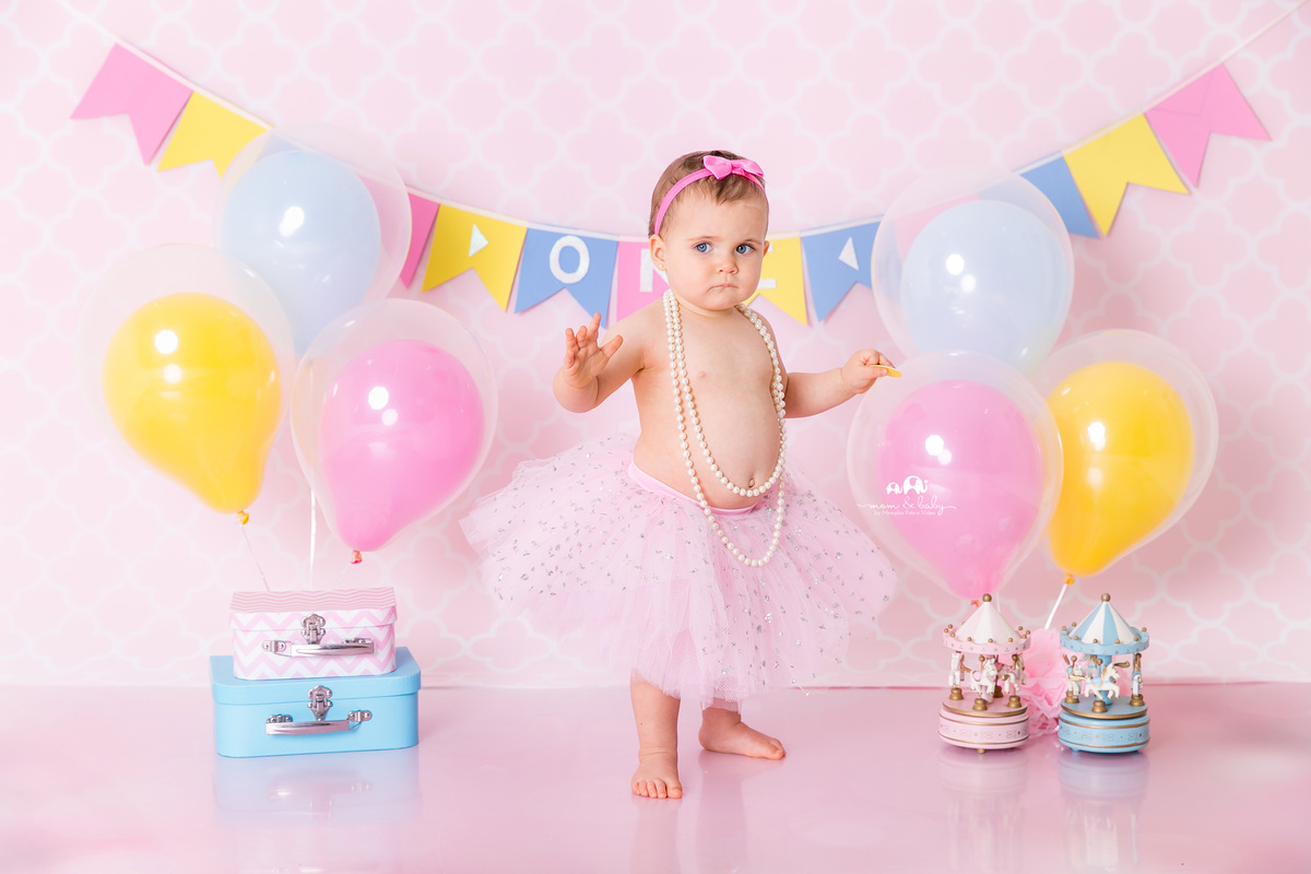 ensaio smash the cake em santos, fotografas de santos,ensaio estudio.smash clean,estudio fotografico em santos,ensaio com bolo jo farah leticia farah,mom and baby santos, video do ensaio smash the cake,bebe delicia,carrossel rosa e branco saia de tule ros