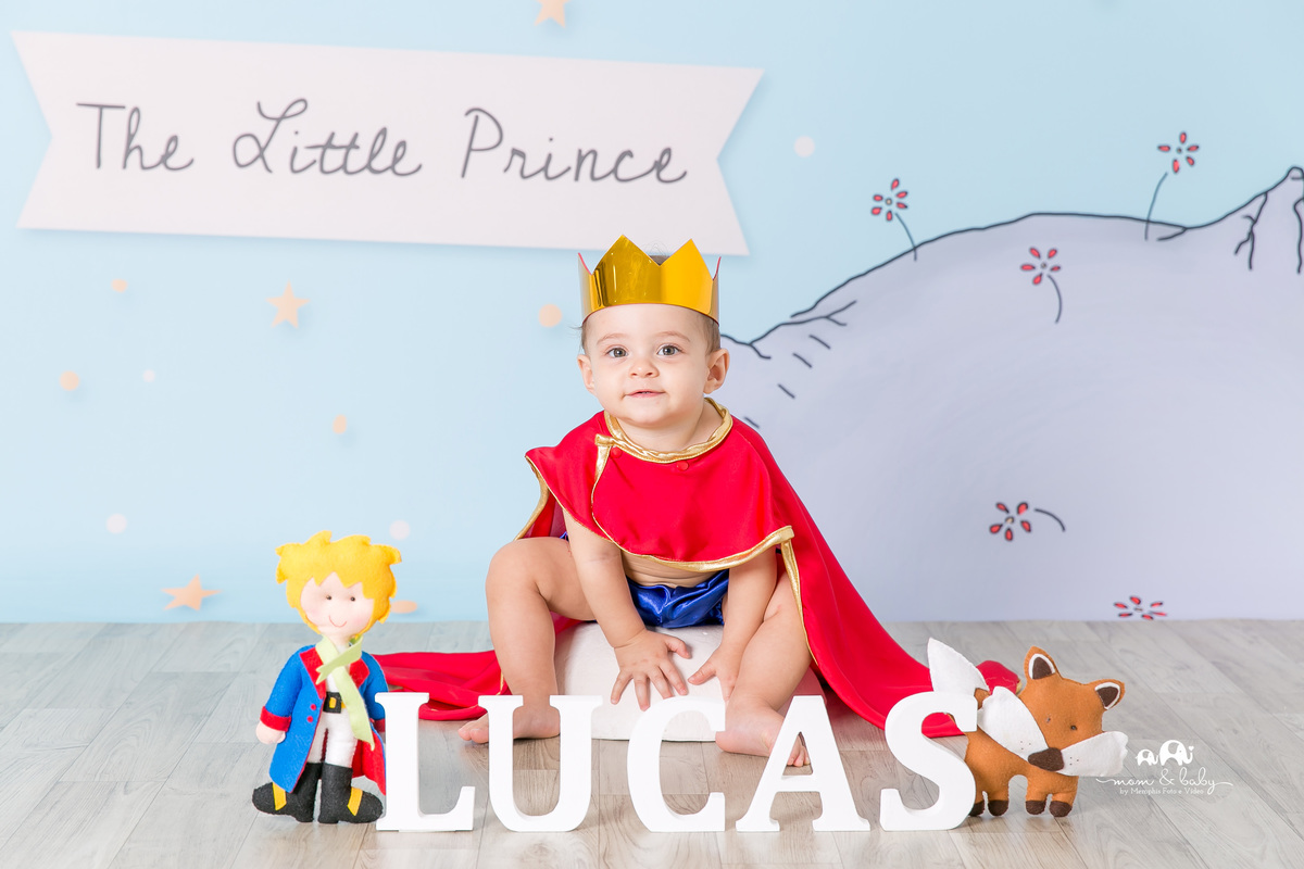 ensaio smash the cake em santos, fotografas de santos,ensaio estudio.smash clean,estudio fotografico em santos,ensaio com bolo jo farah leticia farah,mom and baby santos,ensaio pequeno principe,roupa pequeno principe the little prince piso de madeira 