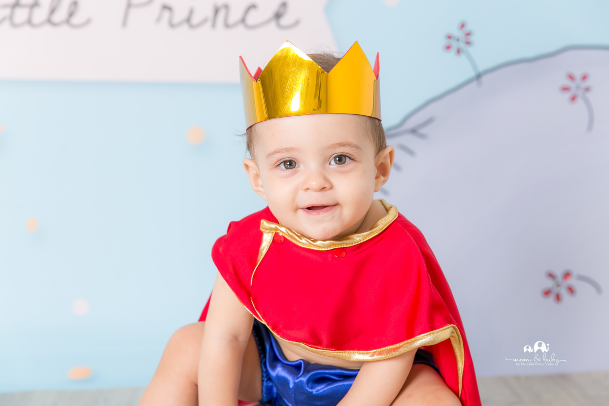 ensaio smash the cake em santos, fotografas de santos,ensaio estudio.smash clean,estudio fotografico em santos,ensaio com bolo jo farah leticia farah,mom and baby santos,ensaio pequeno principe,roupa pequeno principe the little prince piso de madeira 