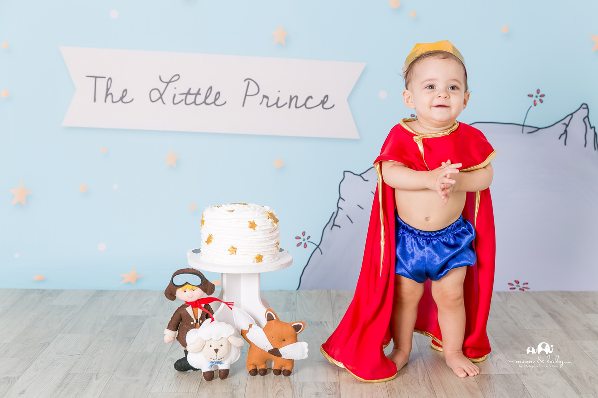 ensaio smash the cake em santos, fotografas de santos,ensaio estudio.smash clean,estudio fotografico em santos,ensaio com bolo jo farah leticia farah,mom and baby santos,ensaio pequeno principe,roupa pequeno principe the little prince piso de madeira 