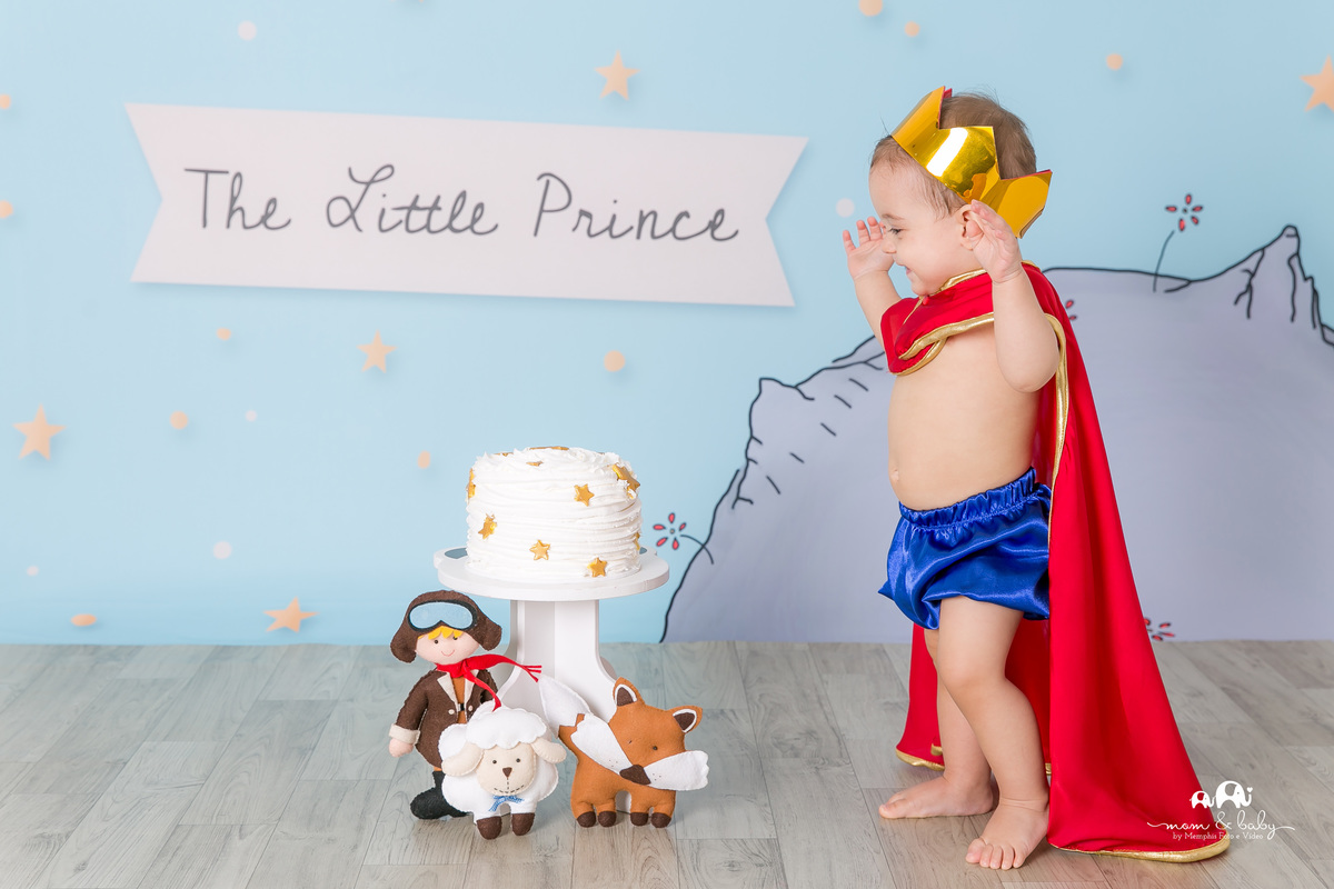 ensaio smash the cake em santos, fotografas de santos,ensaio estudio.smash clean,estudio fotografico em santos,ensaio com bolo jo farah leticia farah,mom and baby santos,ensaio pequeno principe,roupa pequeno principe the little prince piso de madeira 