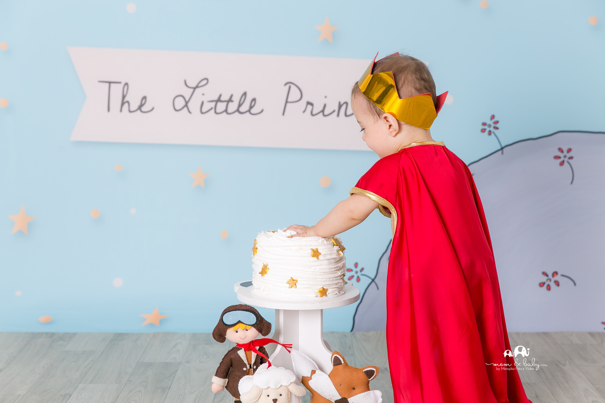 ensaio smash the cake em santos, fotografas de santos,ensaio estudio.smash clean,estudio fotografico em santos,ensaio com bolo jo farah leticia farah,mom and baby santos,ensaio pequeno principe,roupa pequeno principe the little prince piso de madeira 