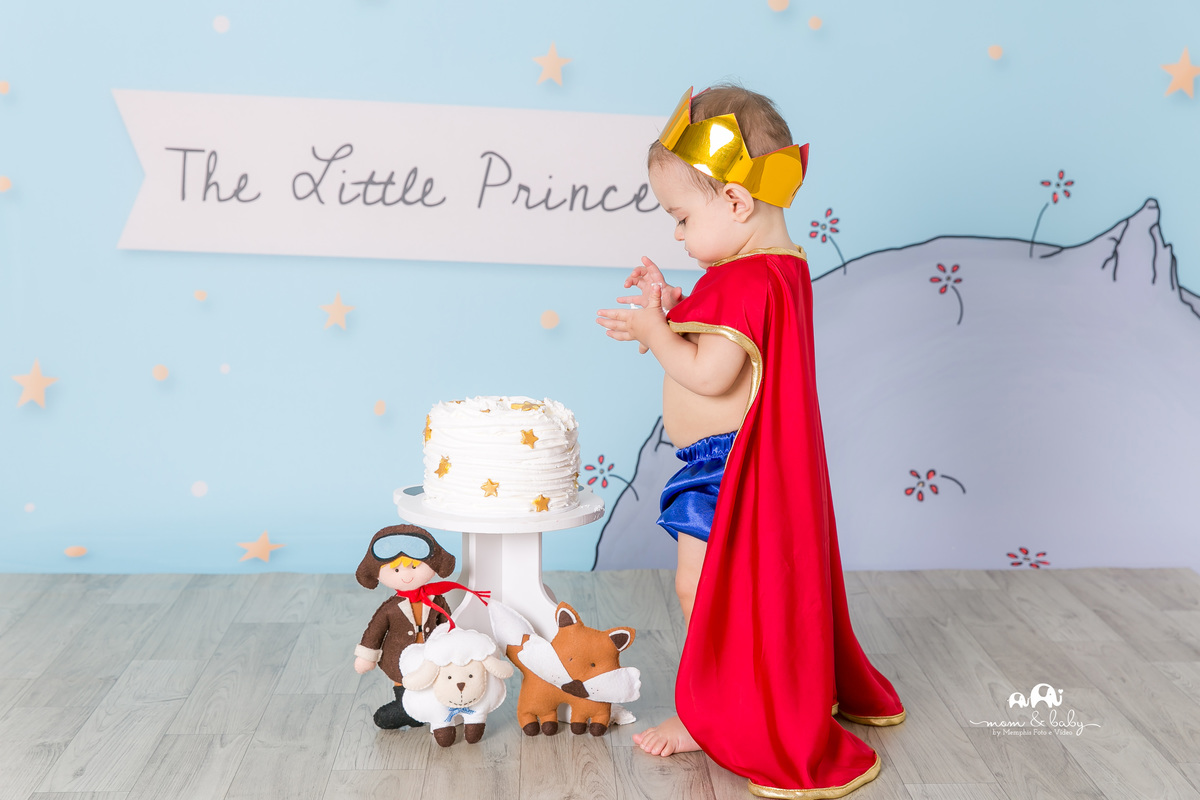 ensaio smash the cake em santos, fotografas de santos,ensaio estudio.smash clean,estudio fotografico em santos,ensaio com bolo jo farah leticia farah,mom and baby santos,ensaio pequeno principe,roupa pequeno principe the little prince piso de madeira 