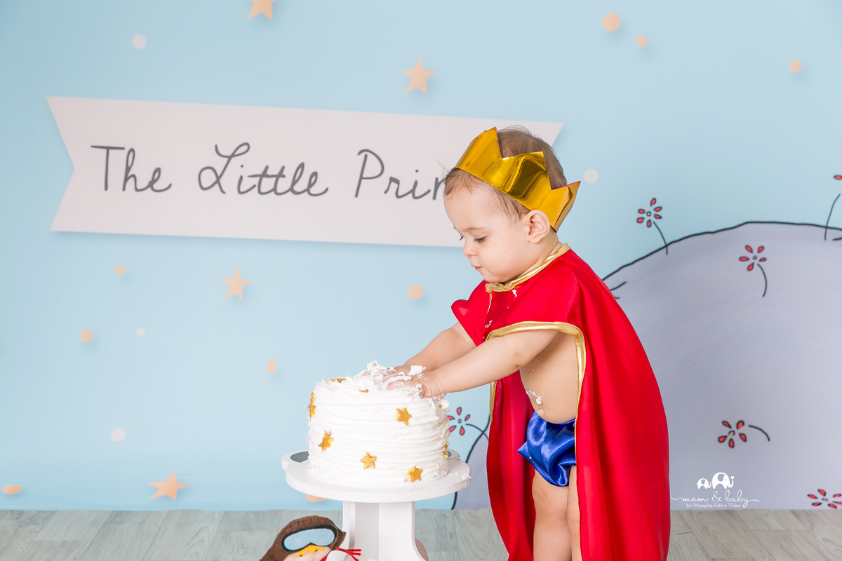 ensaio smash the cake em santos, fotografas de santos,ensaio estudio.smash clean,estudio fotografico em santos,ensaio com bolo jo farah leticia farah,mom and baby santos,ensaio pequeno principe,roupa pequeno principe the little prince piso de madeira 