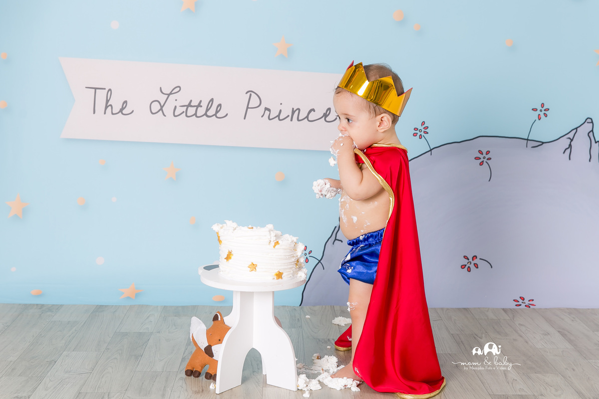 ensaio smash the cake em santos, fotografas de santos,ensaio estudio.smash clean,estudio fotografico em santos,ensaio com bolo jo farah leticia farah,mom and baby santos,ensaio pequeno principe,roupa pequeno principe the little prince piso de madeira 