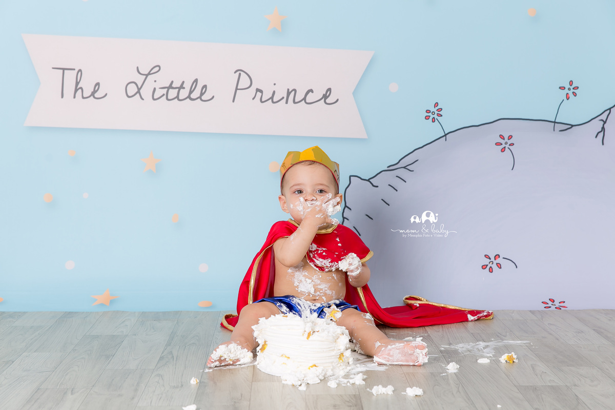 ensaio smash the cake em santos, fotografas de santos,ensaio estudio.smash clean,estudio fotografico em santos,ensaio com bolo jo farah leticia farah,mom and baby santos,ensaio pequeno principe,roupa pequeno principe the little prince piso de madeira 