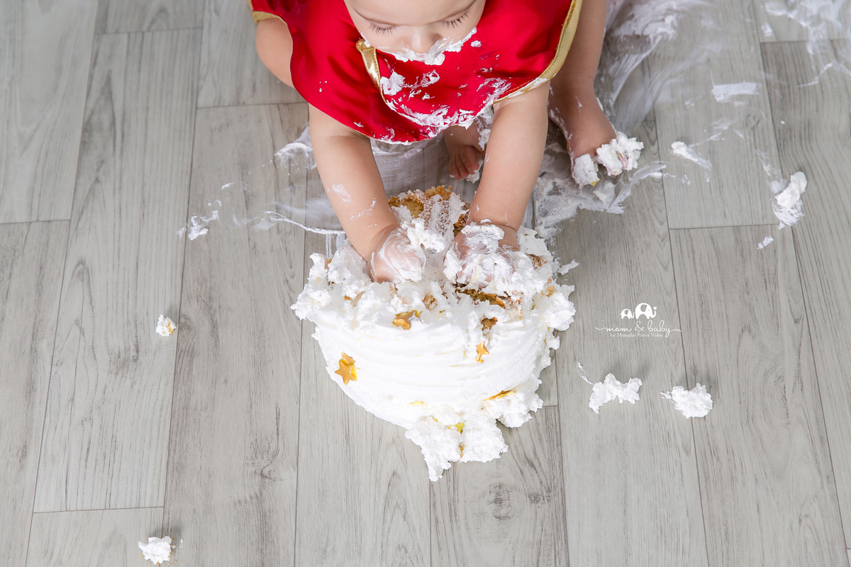 ensaio smash the cake em santos, fotografas de santos,ensaio estudio.smash clean,estudio fotografico em santos,ensaio com bolo jo farah leticia farah,mom and baby santos,ensaio pequeno principe,roupa pequeno principe the little prince piso de madeira 