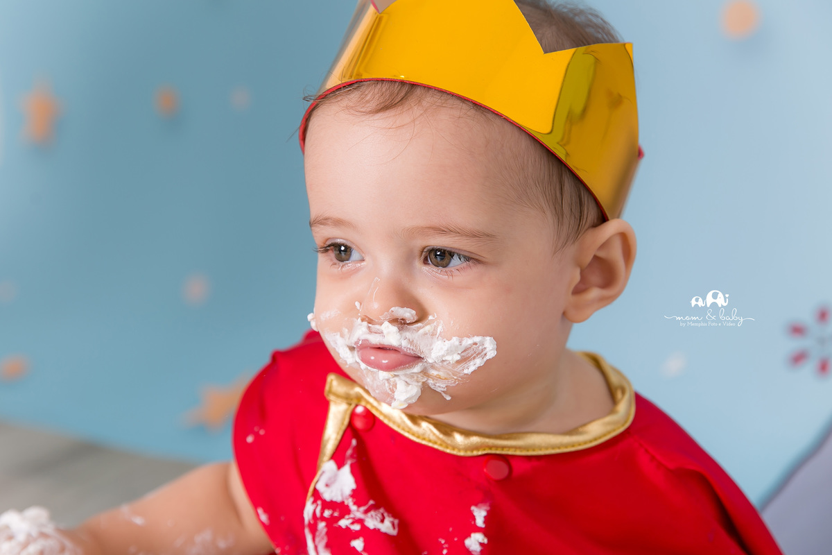 ensaio smash the cake em santos, fotografas de santos,ensaio estudio.smash clean,estudio fotografico em santos,ensaio com bolo jo farah leticia farah,mom and baby santos,ensaio pequeno principe,roupa pequeno principe the little prince piso de madeira 