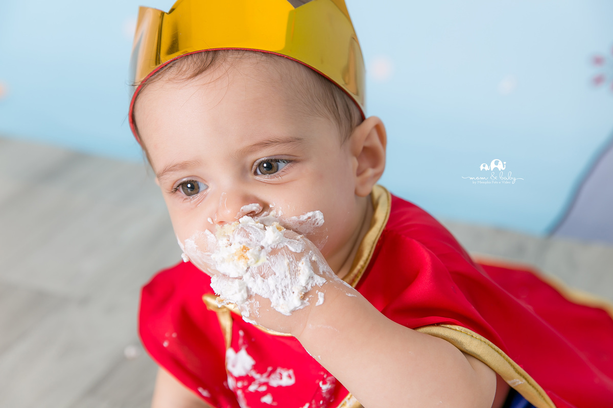 ensaio smash the cake em santos, fotografas de santos,ensaio estudio.smash clean,estudio fotografico em santos,ensaio com bolo jo farah leticia farah,mom and baby santos,ensaio pequeno principe,roupa pequeno principe the little prince piso de madeira 