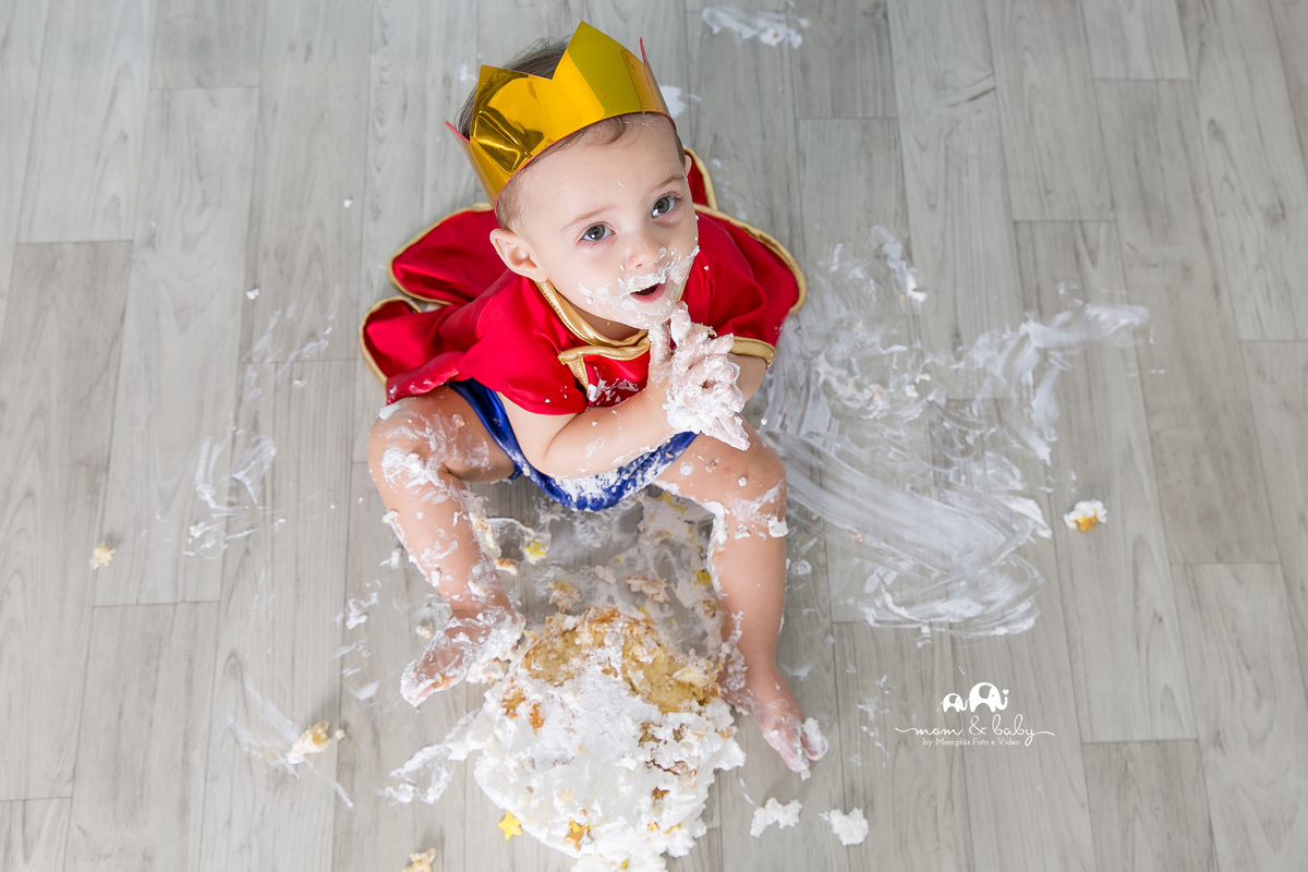 ensaio smash the cake em santos, fotografas de santos,ensaio estudio.smash clean,estudio fotografico em santos,ensaio com bolo jo farah leticia farah,mom and baby santos,ensaio pequeno principe,roupa pequeno principe the little prince piso de madeira 