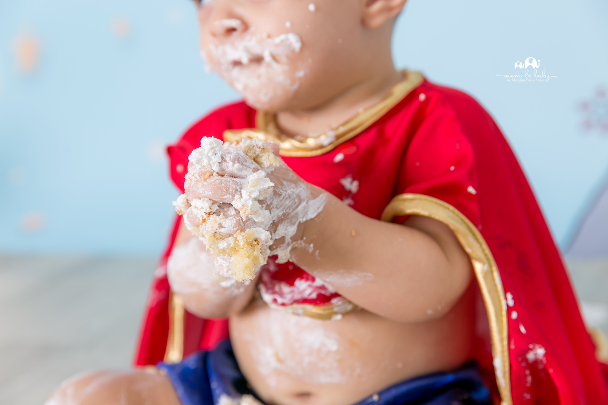 ensaio smash the cake em santos, fotografas de santos,ensaio estudio.smash clean,estudio fotografico em santos,ensaio com bolo jo farah leticia farah,mom and baby santos,ensaio pequeno principe,roupa pequeno principe the little prince piso de madeira 