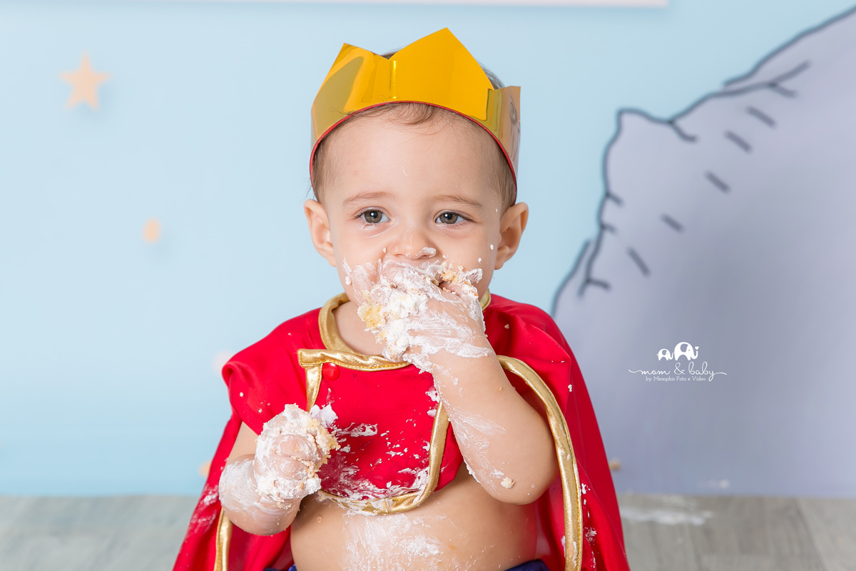 ensaio smash the cake em santos, fotografas de santos,ensaio estudio.smash clean,estudio fotografico em santos,ensaio com bolo jo farah leticia farah,mom and baby santos,ensaio pequeno principe,roupa pequeno principe the little prince piso de madeira 