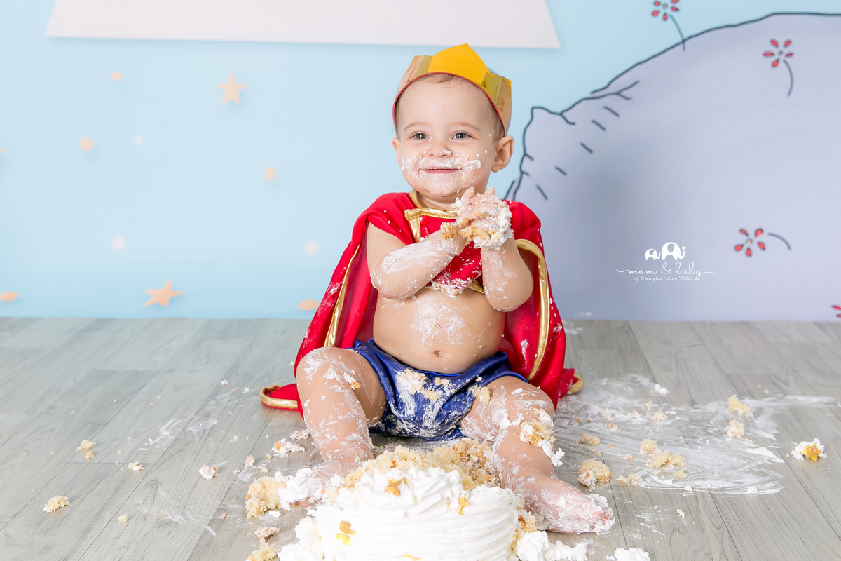 ensaio smash the cake em santos, fotografas de santos,ensaio estudio.smash clean,estudio fotografico em santos,ensaio com bolo jo farah leticia farah,mom and baby santos,ensaio pequeno principe,roupa pequeno principe the little prince piso de madeira 