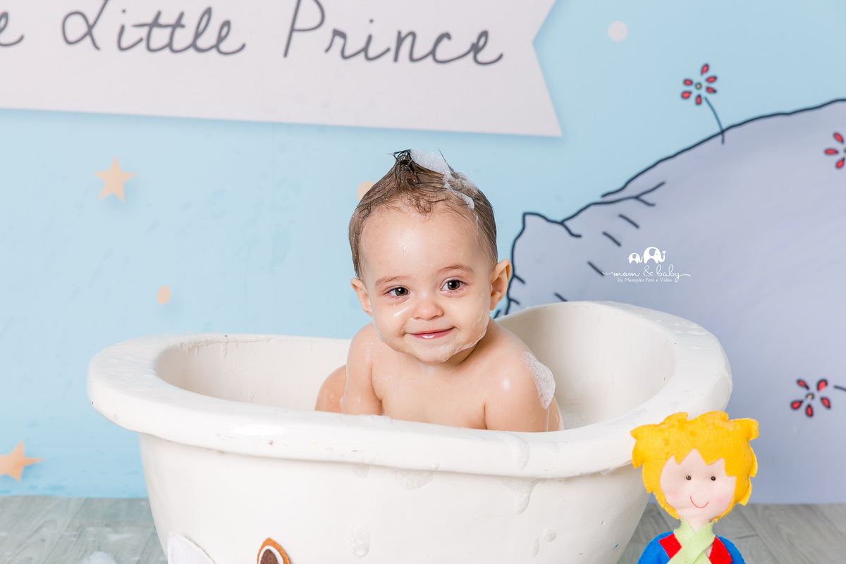 ensaio smash the cake em santos, fotografas de santos,ensaio estudio.smash clean,estudio fotografico em santos,ensaio com bolo jo farah leticia farah,mom and baby santos,ensaio pequeno principe,roupa pequeno principe the little prince piso de madeira 