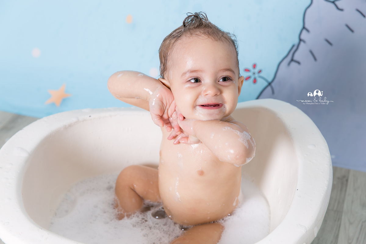 ensaio smash the cake em santos, fotografas de santos,ensaio estudio.smash clean,estudio fotografico em santos,ensaio com bolo jo farah leticia farah,mom and baby santos,ensaio pequeno principe,roupa pequeno principe the little prince piso de madeira 