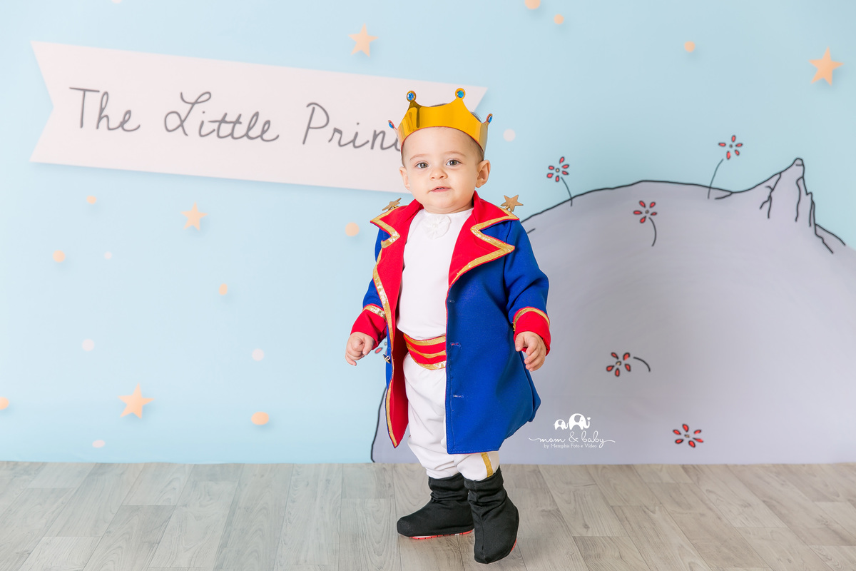 ensaio smash the cake em santos, fotografas de santos,ensaio estudio.smash clean,estudio fotografico em santos,ensaio com bolo jo farah leticia farah,mom and baby santos,ensaio pequeno principe,roupa pequeno principe the little prince piso de madeira 