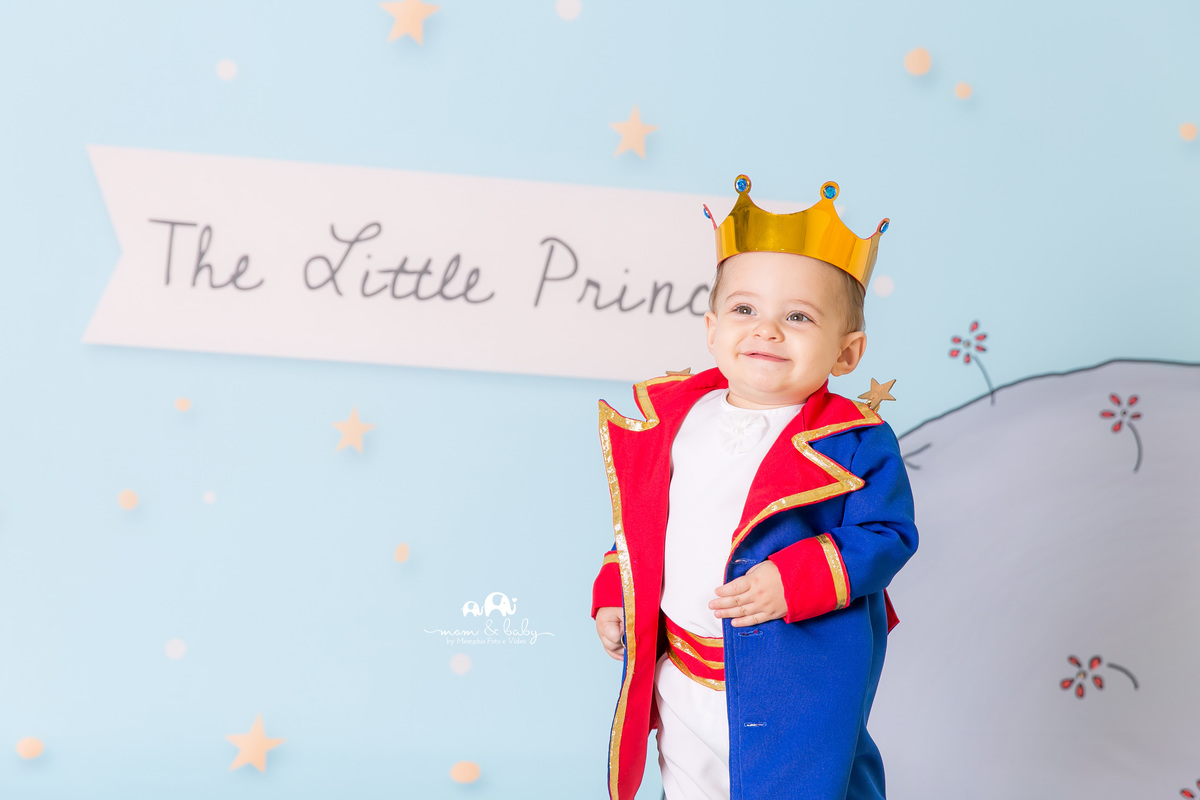 ensaio smash the cake em santos, fotografas de santos,ensaio estudio.smash clean,estudio fotografico em santos,ensaio com bolo jo farah leticia farah,mom and baby santos,ensaio pequeno principe,roupa pequeno principe the little prince piso de madeira 