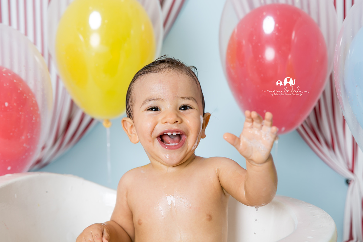 ensaio smash the cake em santos, fotografas de santos,ensaio estudio.smash clean,estudio fotografico em santos,ensaio com bolo jo farah leticia farah,mom and baby santos,circo palhaço pipoqueira baloes tenda de circo gravata borboleta placa pet acrilico