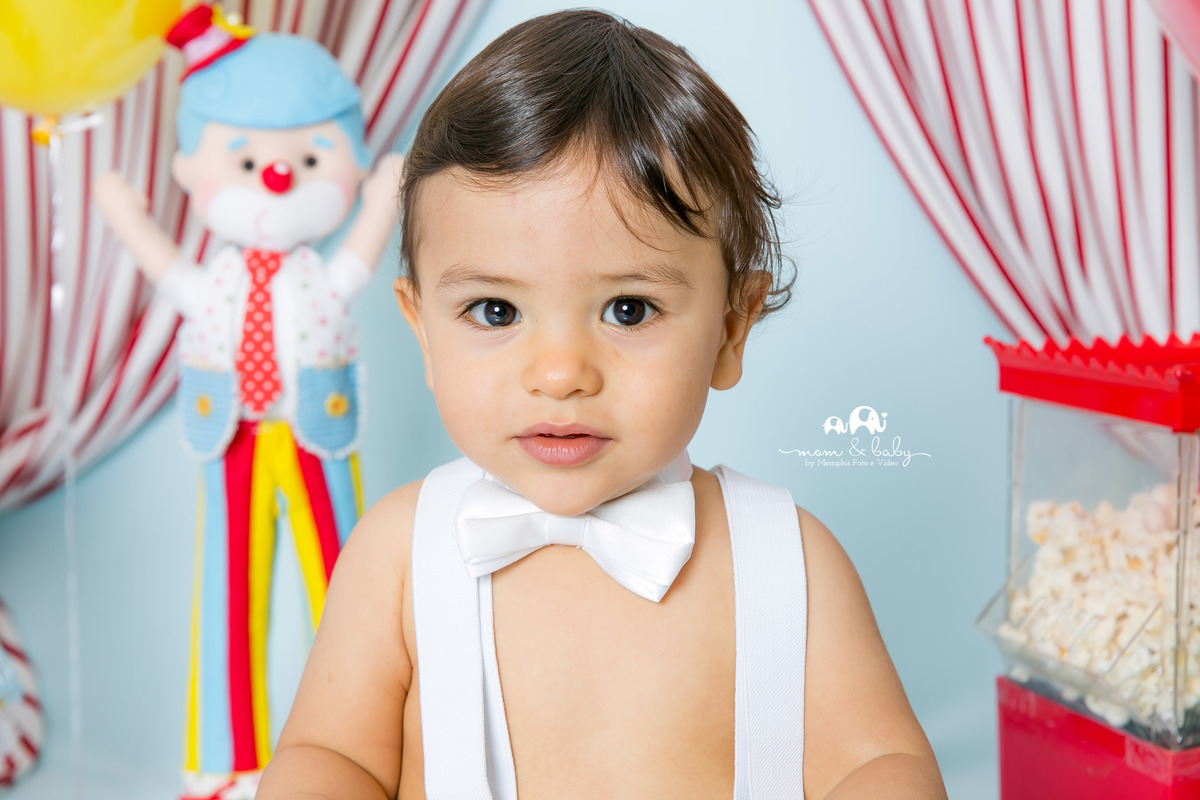 ensaio smash the cake em santos, fotografas de santos,ensaio estudio.smash clean,estudio fotografico em santos,ensaio com bolo jo farah leticia farah,mom and baby santos,circo palhaço pipoqueira baloes tenda de circo gravata borboleta placa pet acrilico