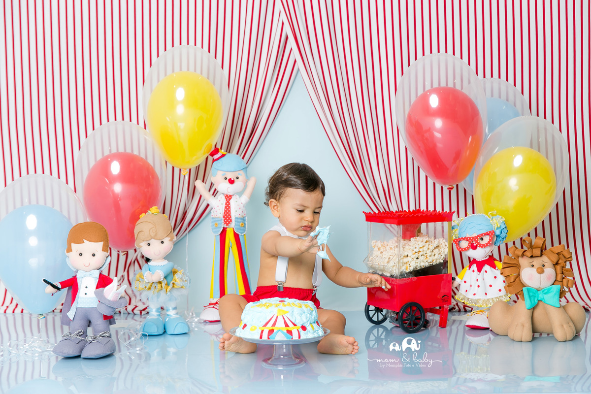 ensaio smash the cake em santos, fotografas de santos,ensaio estudio.smash clean,estudio fotografico em santos,ensaio com bolo jo farah leticia farah,mom and baby santos,circo palhaço pipoqueira baloes tenda de circo gravata borboleta placa pet acrilico