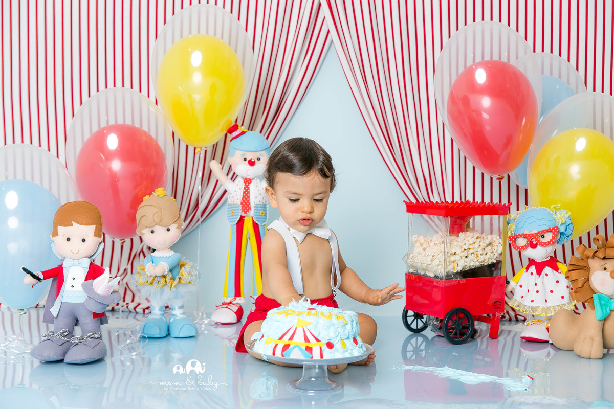ensaio smash the cake em santos, fotografas de santos,ensaio estudio.smash clean,estudio fotografico em santos,ensaio com bolo jo farah leticia farah,mom and baby santos,circo palhaço pipoqueira baloes tenda de circo gravata borboleta placa pet acrilico
