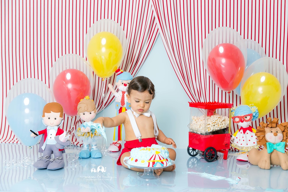 ensaio smash the cake em santos, fotografas de santos,ensaio estudio.smash clean,estudio fotografico em santos,ensaio com bolo jo farah leticia farah,mom and baby santos,circo palhaço pipoqueira baloes tenda de circo gravata borboleta placa pet acrilico