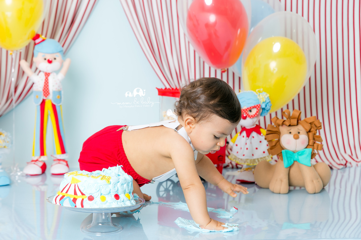 ensaio smash the cake em santos, fotografas de santos,ensaio estudio.smash clean,estudio fotografico em santos,ensaio com bolo jo farah leticia farah,mom and baby santos,circo palhaço pipoqueira baloes tenda de circo gravata borboleta placa pet acrilico