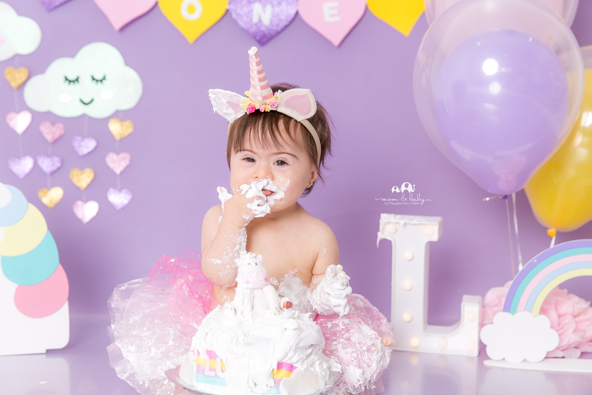 ensaio smash the cake em santos, fotografas de santos,ensaio estudio.smash clean,estudio fotografico em santos,ensaio com bolo jo farah leticia farah,mom and baby santos,sindrome de down bebe com down em santos unicornio arco iris chuva de amor coracao