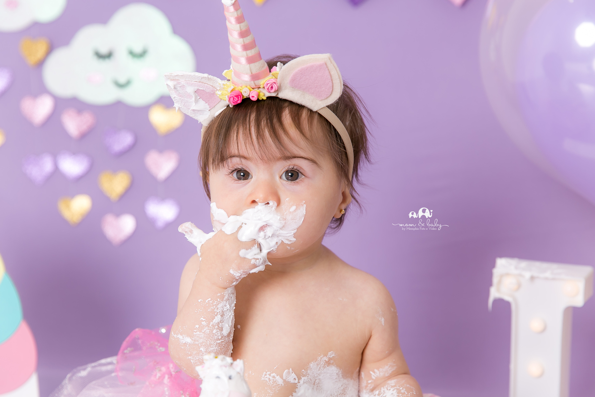 ensaio smash the cake em santos, fotografas de santos,ensaio estudio.smash clean,estudio fotografico em santos,ensaio com bolo jo farah leticia farah,mom and baby santos,sindrome de down bebe com down em santos unicornio arco iris chuva de amor coracao