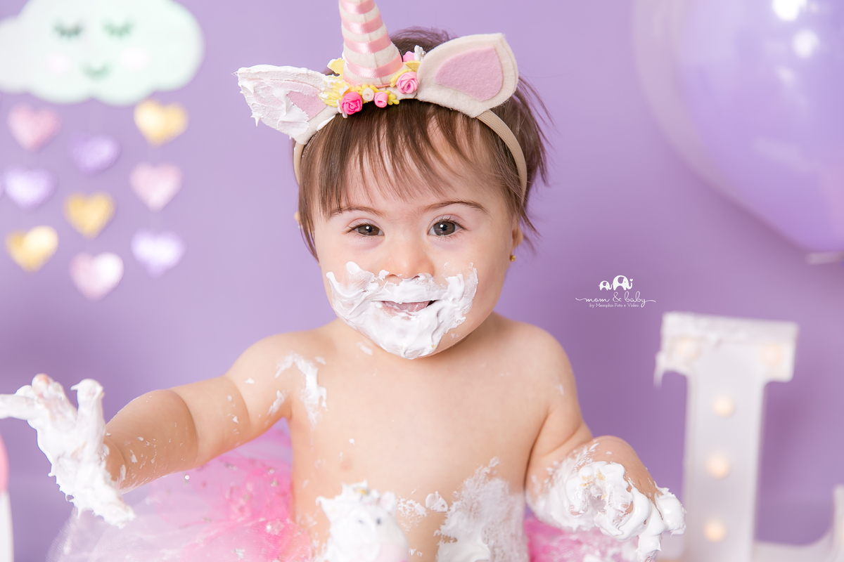 ensaio smash the cake em santos, fotografas de santos,ensaio estudio.smash clean,estudio fotografico em santos,ensaio com bolo jo farah leticia farah,mom and baby santos,sindrome de down bebe com down em santos unicornio arco iris chuva de amor coracao