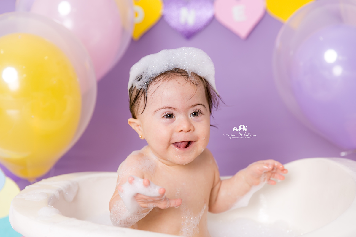 ensaio smash the cake em santos, fotografas de santos,ensaio estudio.smash clean,estudio fotografico em santos,ensaio com bolo jo farah leticia farah,mom and baby santos,sindrome de down bebe com down em santos unicornio arco iris chuva de amor coracao