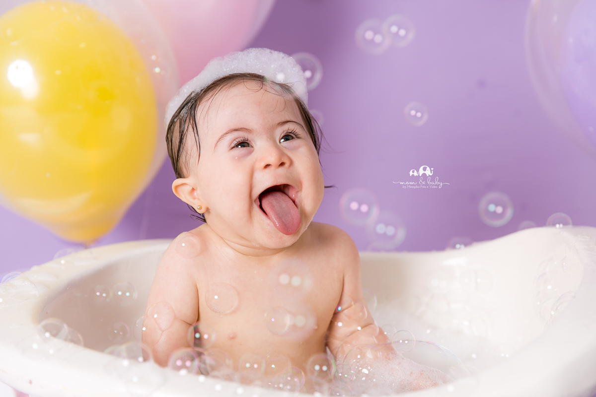 ensaio smash the cake em santos, fotografas de santos,ensaio estudio.smash clean,estudio fotografico em santos,ensaio com bolo jo farah leticia farah,mom and baby santos,sindrome de down bebe com down em santos unicornio arco iris chuva de amor coracao