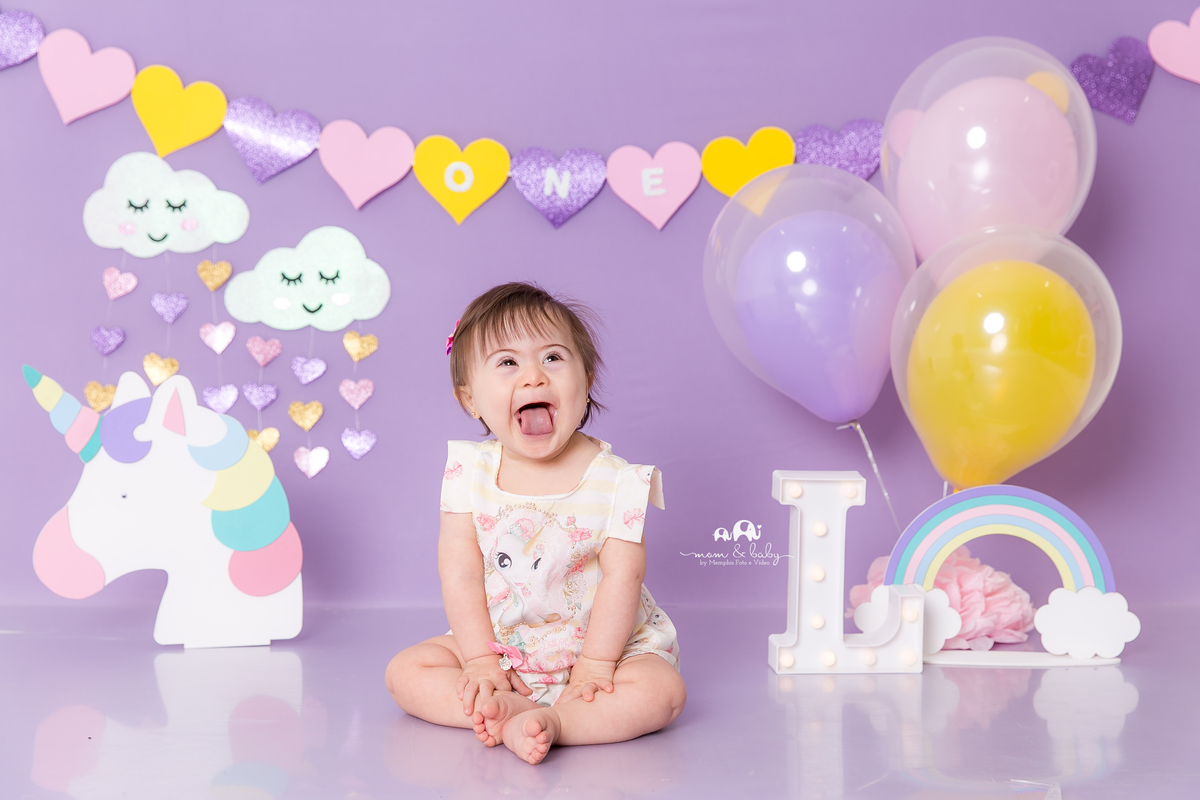 ensaio smash the cake em santos, fotografas de santos,ensaio estudio.smash clean,estudio fotografico em santos,ensaio com bolo jo farah leticia farah,mom and baby santos,sindrome de down bebe com down em santos unicornio arco iris chuva de amor coracao