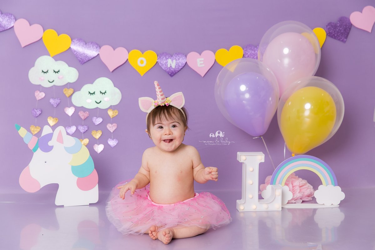 ensaio smash the cake em santos, fotografas de santos,ensaio estudio.smash clean,estudio fotografico em santos,ensaio com bolo jo farah leticia farah,mom and baby santos,sindrome de down bebe com down em santos unicornio arco iris chuva de amor coracao