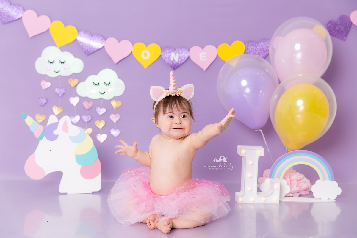 ensaio smash the cake em santos, fotografas de santos,ensaio estudio.smash clean,estudio fotografico em santos,ensaio com bolo jo farah leticia farah,mom and baby santos,sindrome de down bebe com down em santos unicornio arco iris chuva de amor coracao
