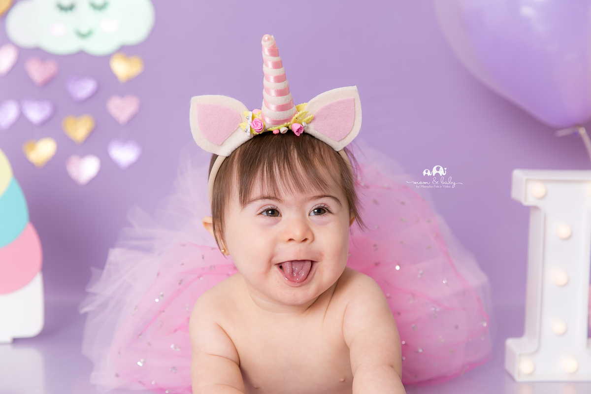 ensaio smash the cake em santos, fotografas de santos,ensaio estudio.smash clean,estudio fotografico em santos,ensaio com bolo jo farah leticia farah,mom and baby santos,sindrome de down bebe com down em santos unicornio arco iris chuva de amor coracao
