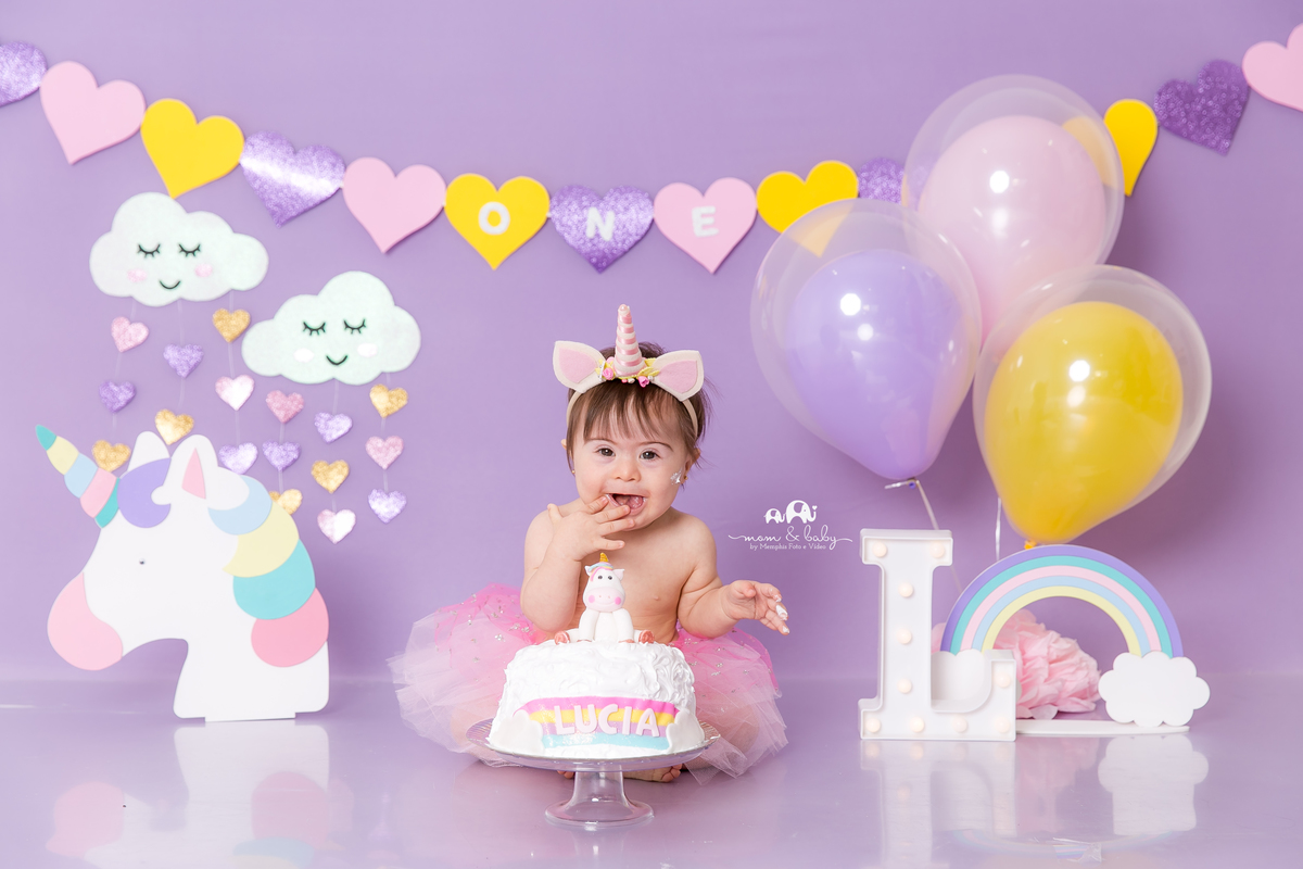ensaio smash the cake em santos, fotografas de santos,ensaio estudio.smash clean,estudio fotografico em santos,ensaio com bolo jo farah leticia farah,mom and baby santos,sindrome de down bebe com down em santos unicornio arco iris chuva de amor coracao