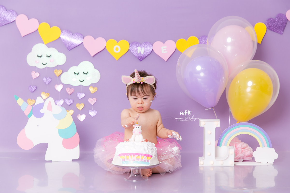 ensaio smash the cake em santos, fotografas de santos,ensaio estudio.smash clean,estudio fotografico em santos,ensaio com bolo jo farah leticia farah,mom and baby santos,sindrome de down bebe com down em santos unicornio arco iris chuva de amor coracao