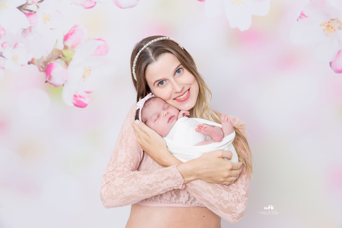 ensaio Newborn em santos,fotografas de santos,bebes de santos, estudio fotografico em santos, newborn com segurança,especialistas em newborn em santos, melhores fotografas de newborn em santos,jo farah leticia farah,bebe no colo da mãe foto de familia