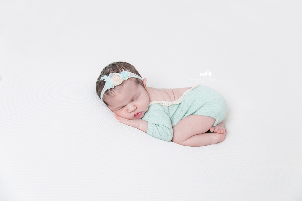 ensaio Newborn em santos,bebes de santos, estudio fotografico em santos, newborn com segurança,especialistas em newborn em santos, melhores fotografas de newborn em santos,jo farah leticia farah pode se bundinha verde agua manta lisinha pose perfeita 