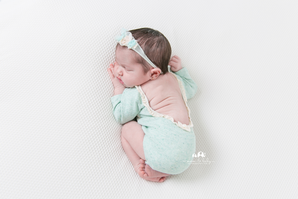 ensaio Newborn em santos,bebes de santos, estudio fotografico em santos, newborn com segurança,especialistas em newborn em santos, melhores fotografas de newborn em santos,jo farah leticia farah pode se bundinha verde agua manta lisinha pose perfeita 