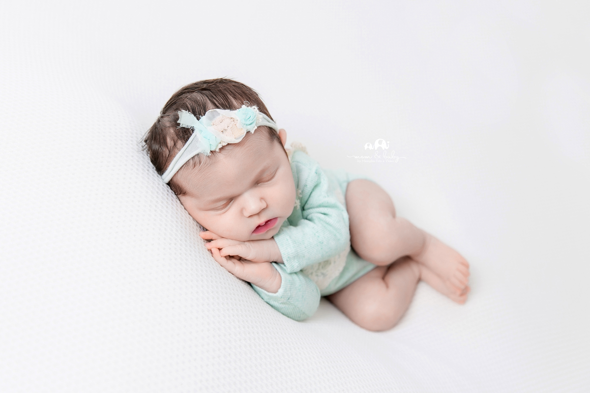 ensaio Newborn em santos,fotografas de santos,bebes de santos, estudio fotografico em santos, newborn com segurança,especialistas em newborn em santos, melhores fotografas de newborn em santos,jo farah leticia farah pose de ladinho verde agua manta lisa 