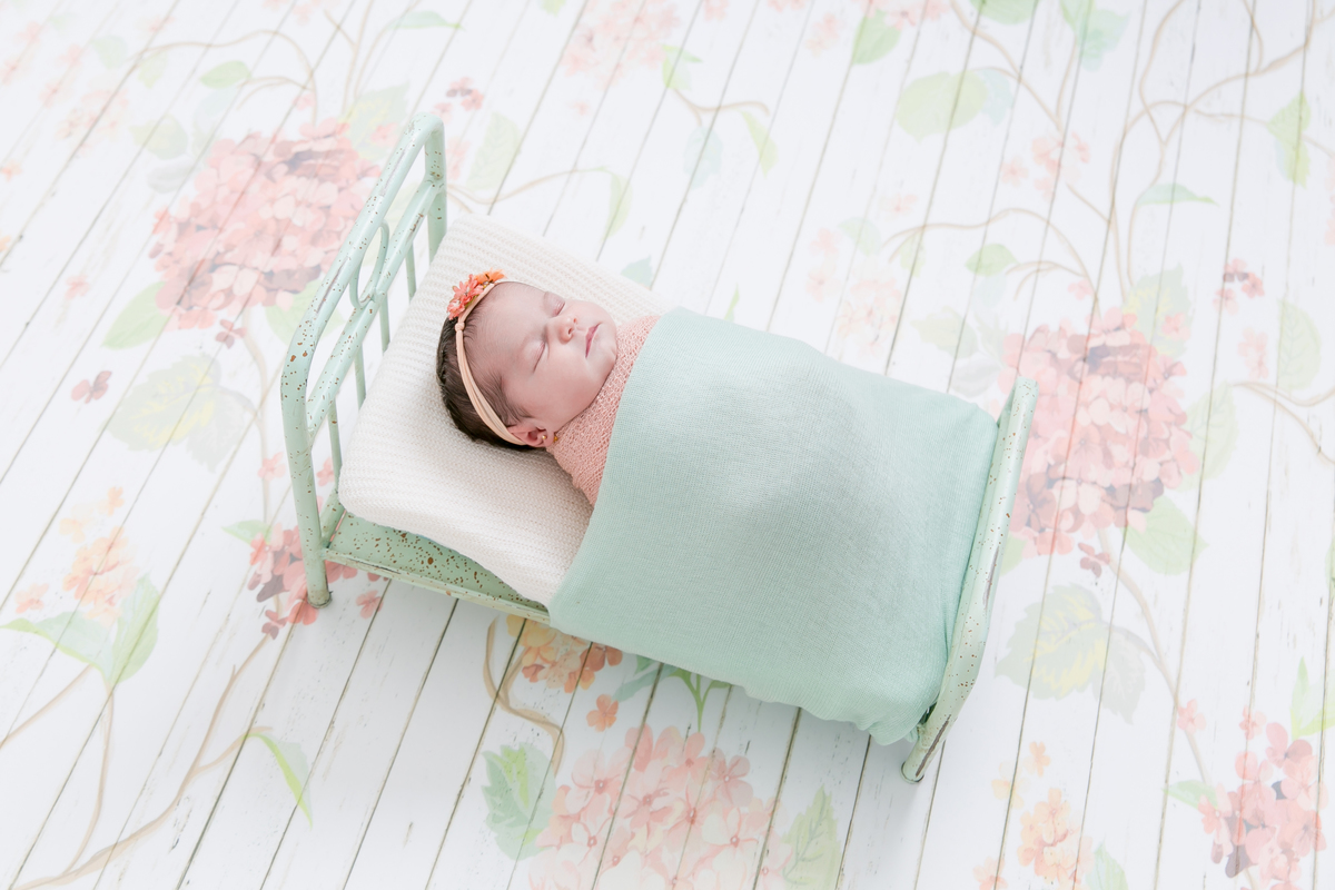 ensaio Newborn em santos,fotografas de santos,bebes de santos, estudio fotografico em santos, newborn com segurança,especialistas em newborn em santos, melhores fotografas de newborn em santos,jo farah leticia farah caminha de newborn enrolada no wrap