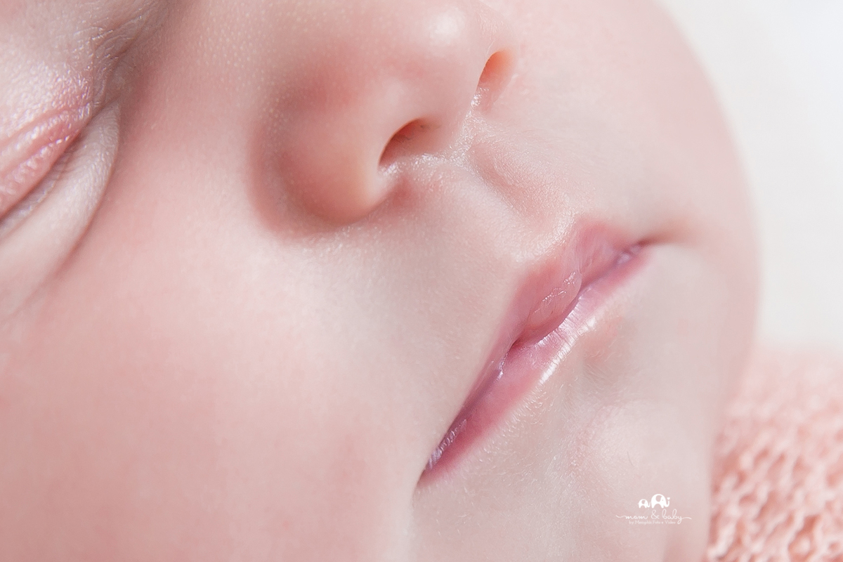 ensaio Newborn em santos,fotografas de santos,bebes de santos, estudio fotografico em santos, newborn com segurança,especialistas em newborn em santos, melhores fotografas de newborn em santos,jo farah leticia farah, foto macro boquinha do bebe  detalhe