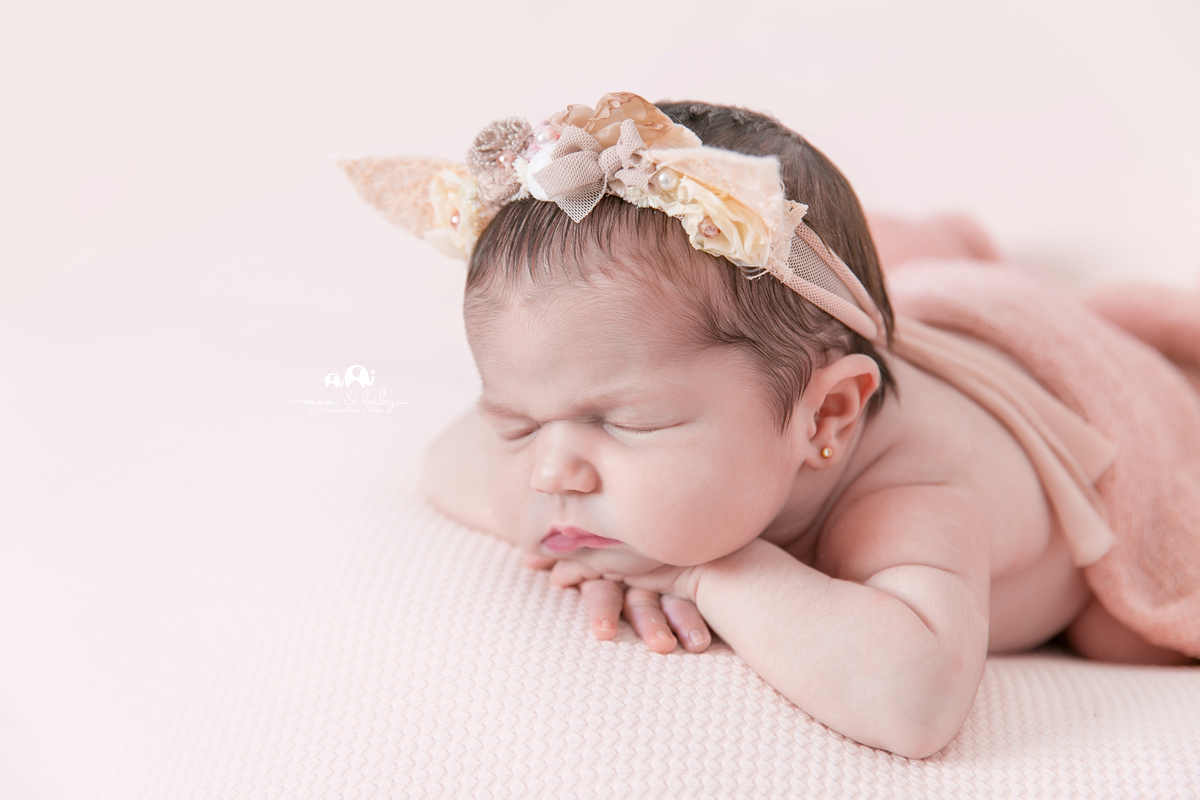 ensaio Newborn em santos,fotografas de santos,bebes de santos, estudio fotografico em santos, newborn com segurança,especialistas em newborn em santos, melhores fotografas de newborn em santos,jo farah leticia farah bebe de gatinho manta rosa  pose queixo