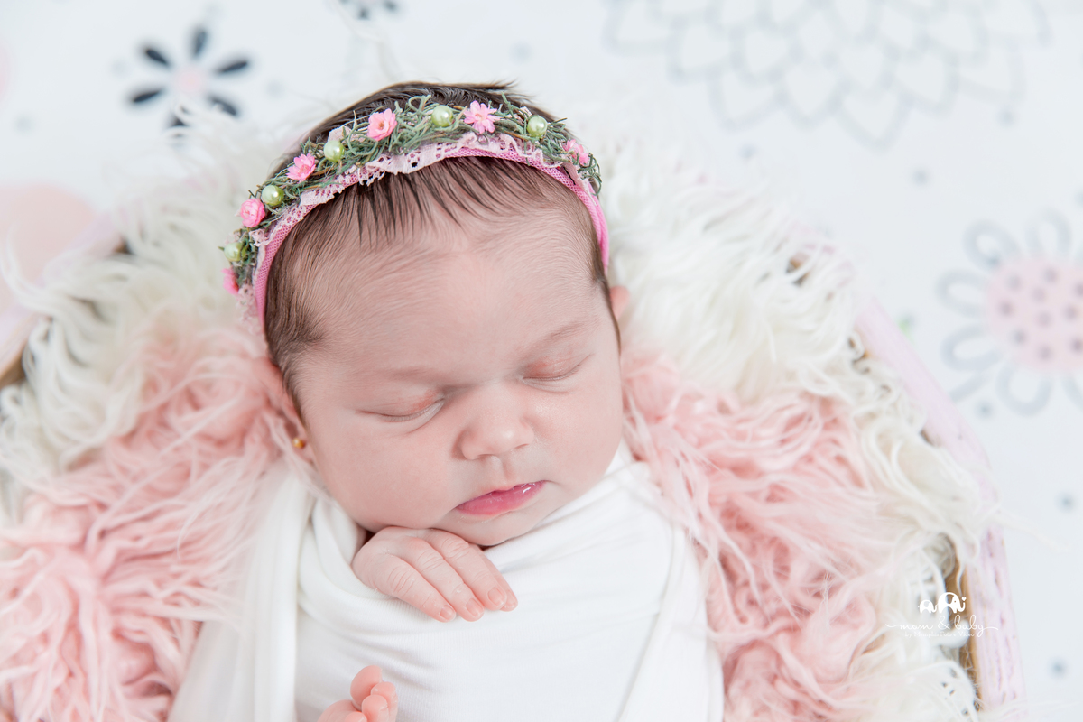 ensaio Newborn em santos,fotografas de santos,bebes de santos, estudio fotografico em santos, newborn com segurança,especialistas em newborn em santos, melhores fotografas de newborn em santos,jo farah leticia farah plano aberto bebe no wrap e no cestinho